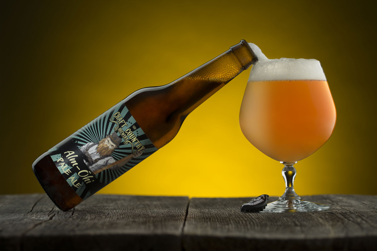 Bierflasche-die-auf-glas-balanciert