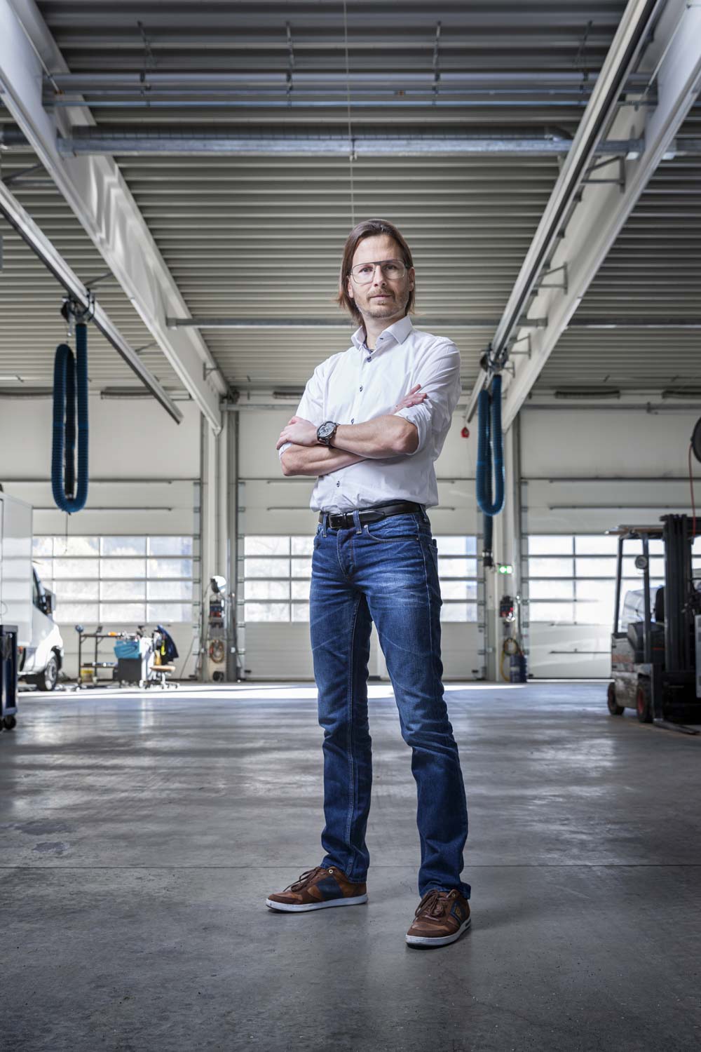 Business-Portrait-Industriehalle-Geschaeftsfuehrer