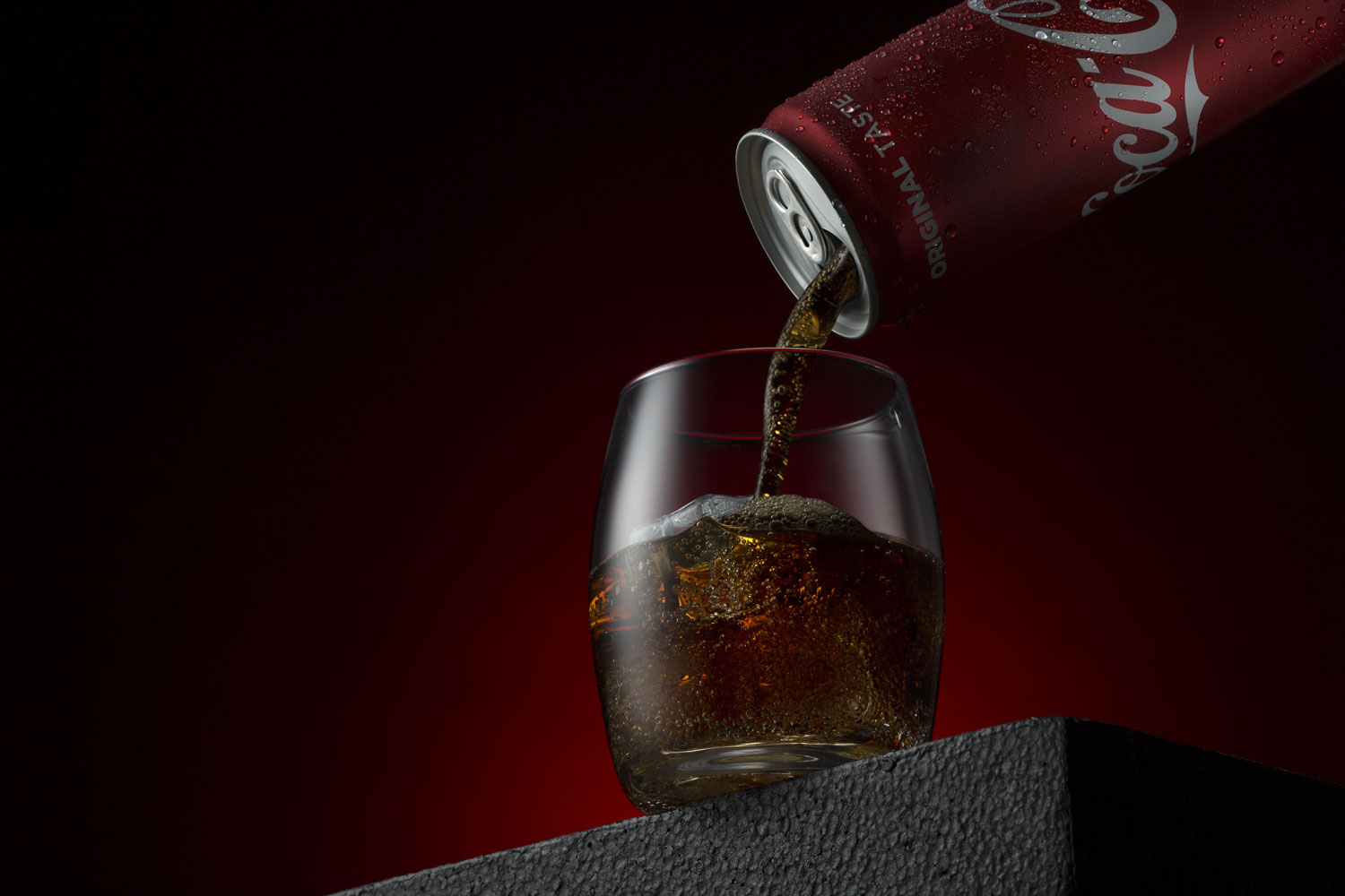 Coca-Cola-dose-die-Cola-in-glas-schuettet