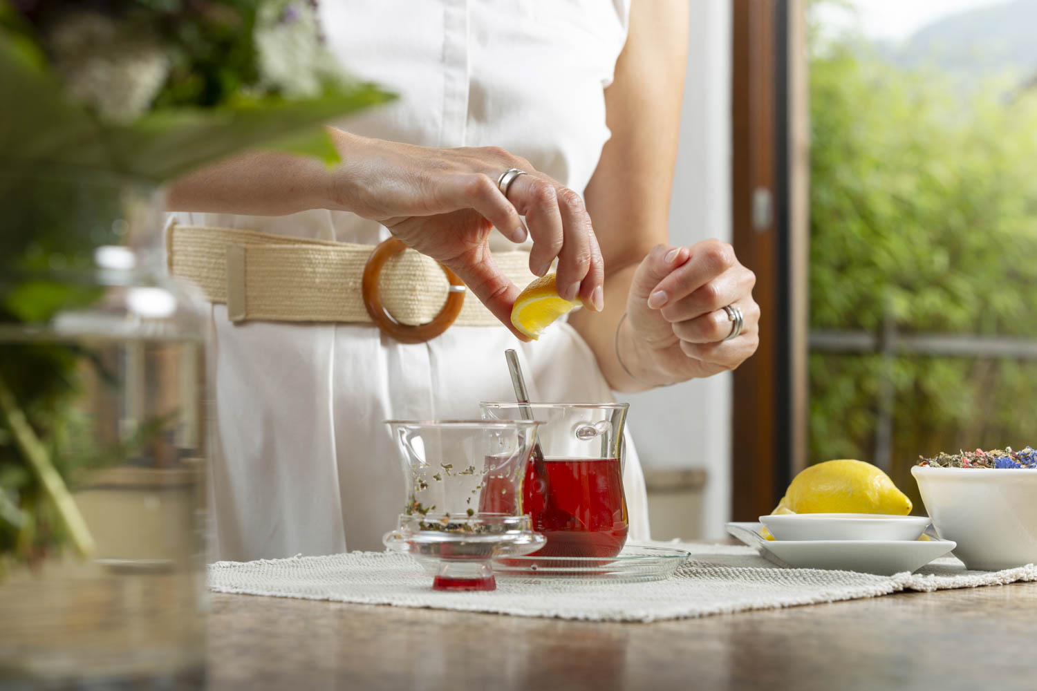 Frau-die-Zitrone-in-Tee-drueckt