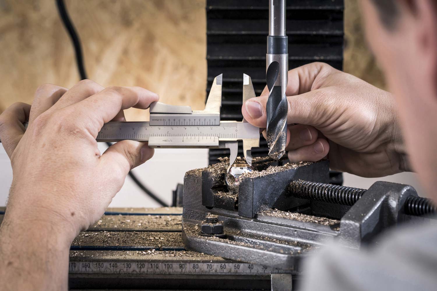 Industriefotografie-von-mitarbeiter-bei-der-arbeit