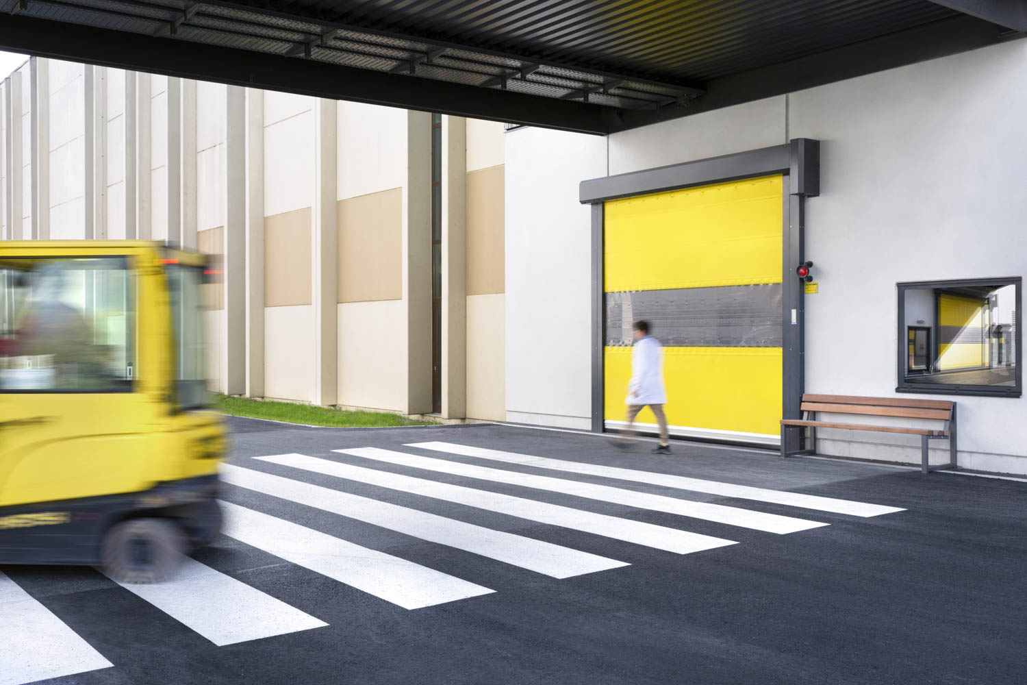 Industrietor-in-einer-industriehalle
