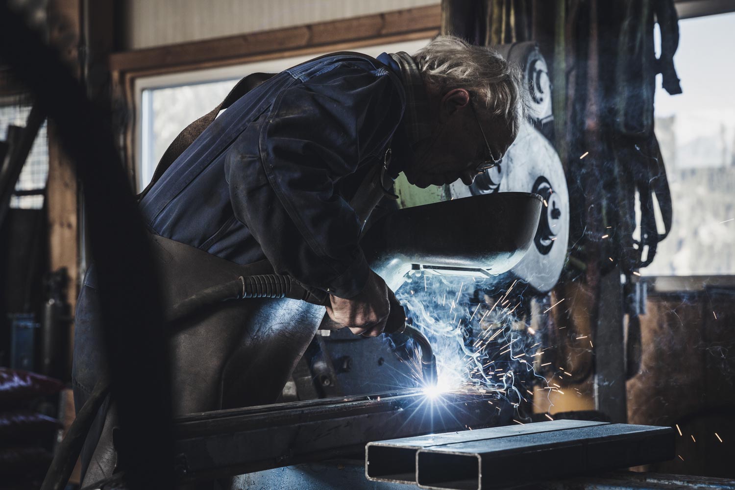 Mitarbeiter-bei-der-arbeit-mit-schweissgeraet