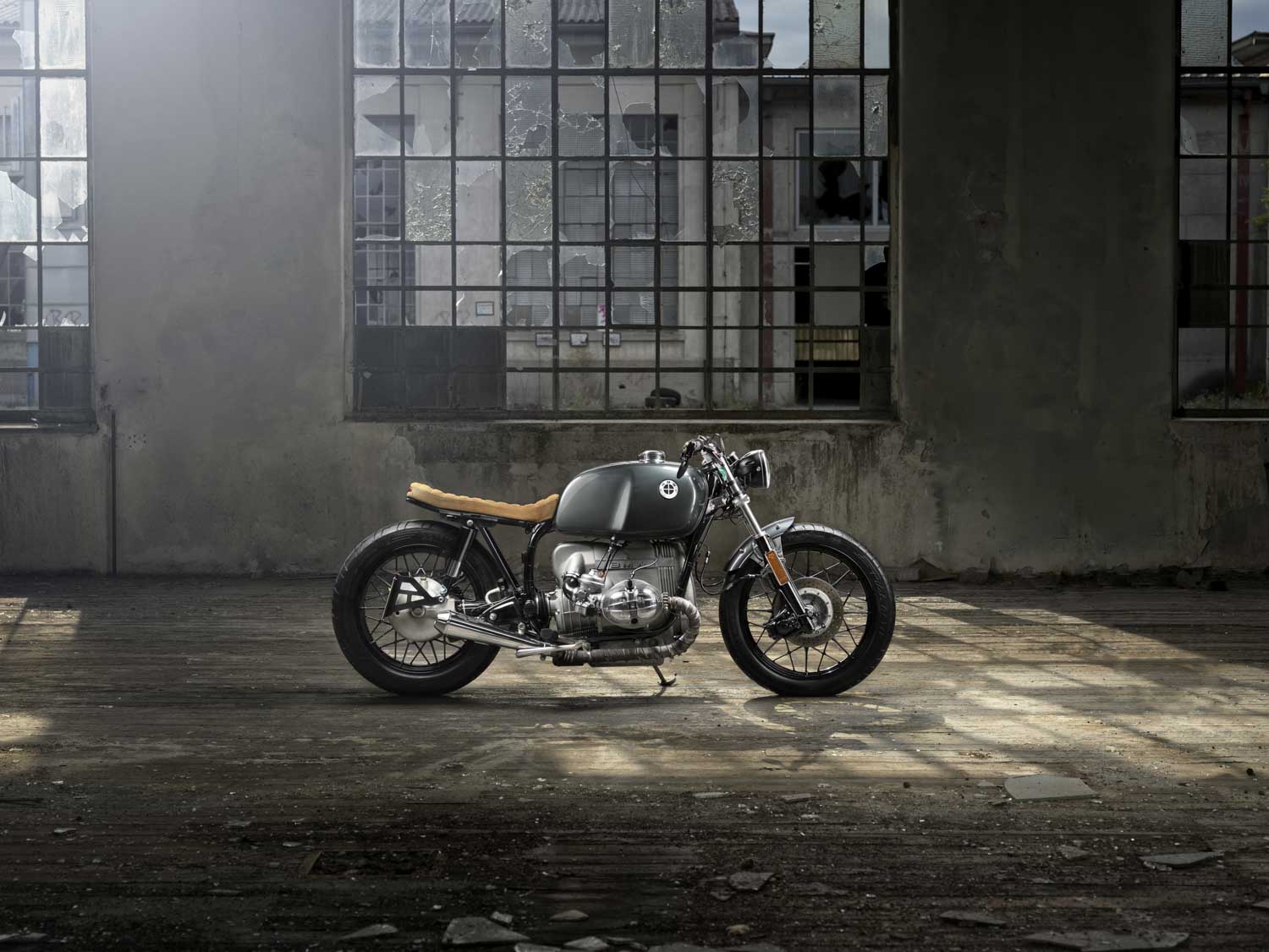 BMW-Caferacer von der Seite fotografiert in einer Industriehalle