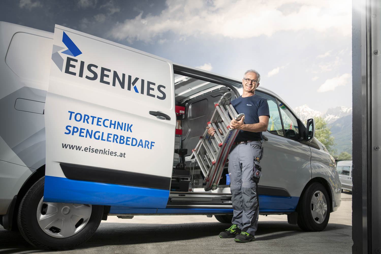 Servicetechniker-bei-der-arbeit