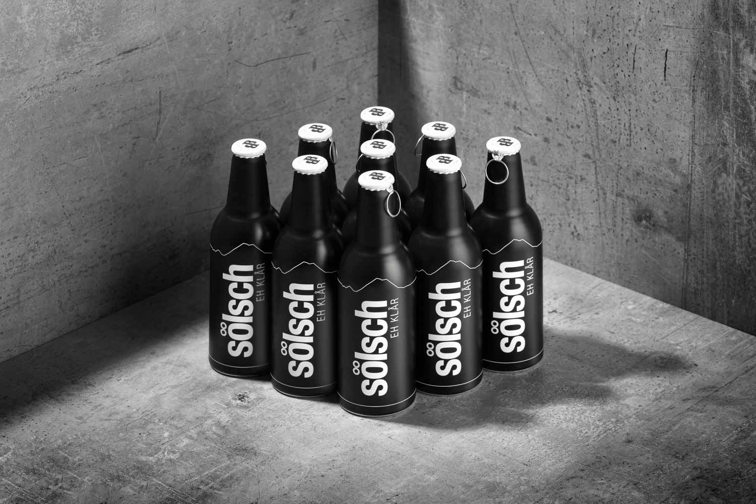 Soelch-Flaschen-bier-auf-grauen-hintergrund
