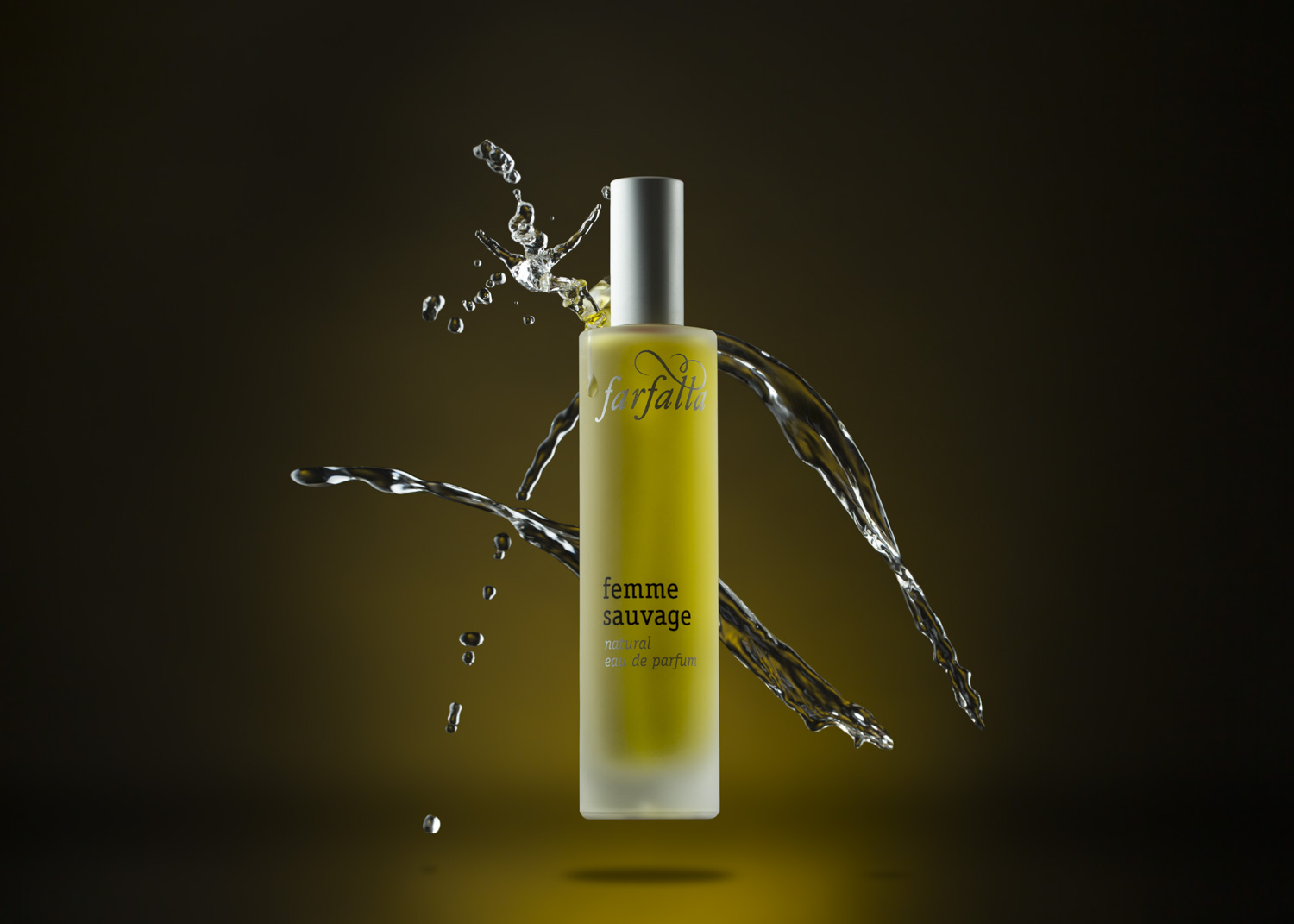 Splaschfotografie-von-parfumflasche-auf-gelb-und-schwarzen-hintergrund
