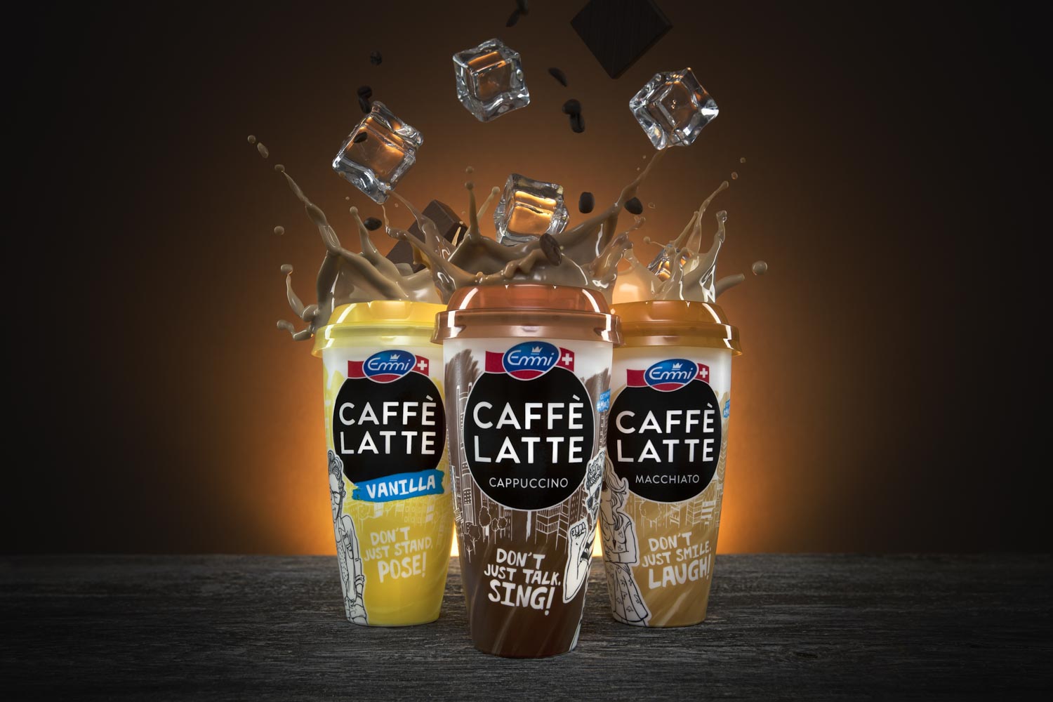 Splashfotografie-Kaffee-produkte-mit-eiswuerfel-und-schokolade