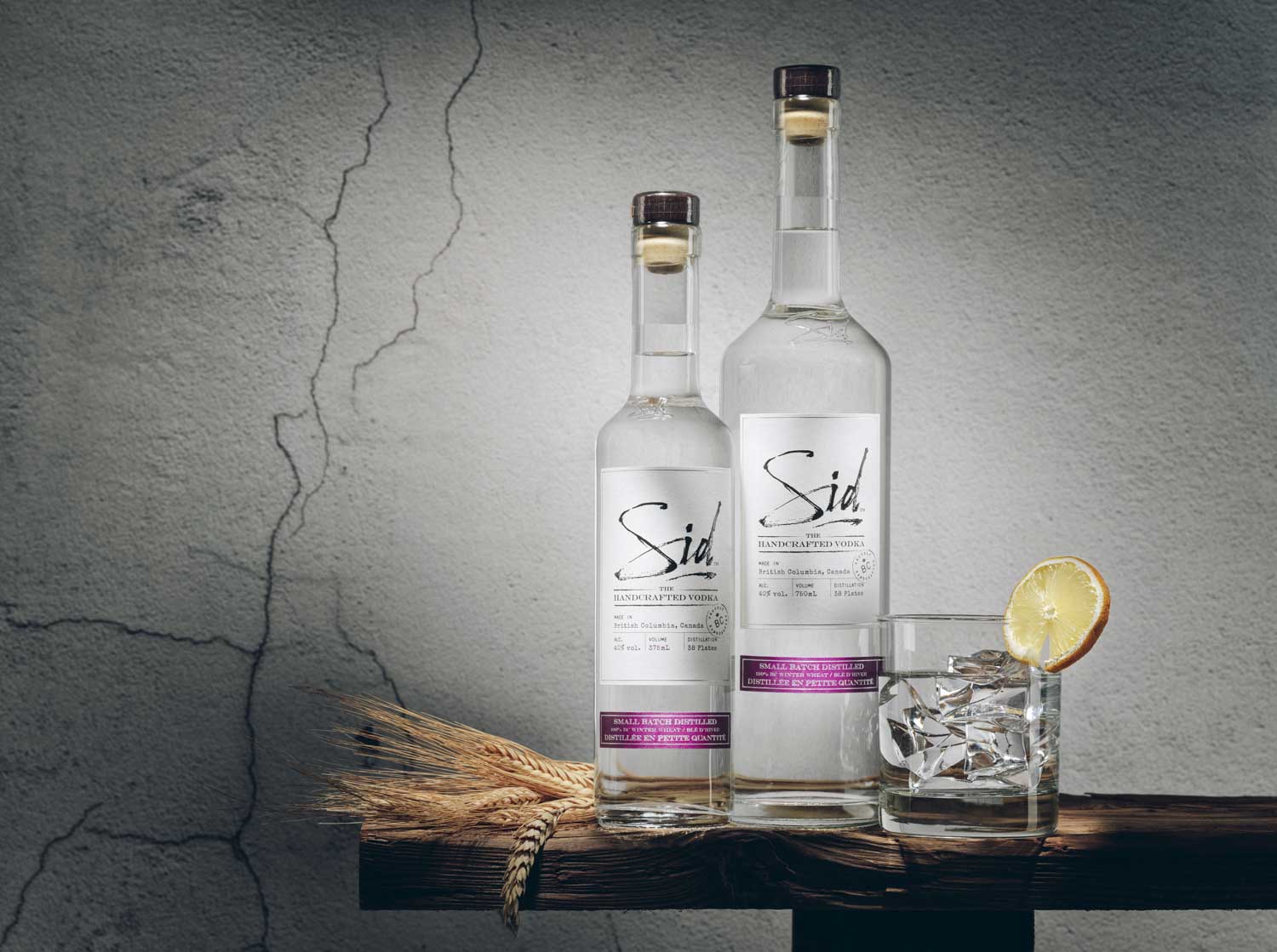Vodka-flasche-auf-holzbrett-fotografiert