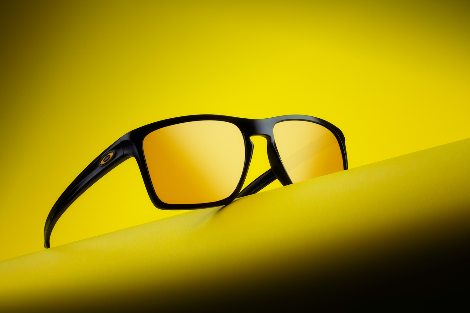 Oakley Sonnenbrillen auf Gelben Hintergrund